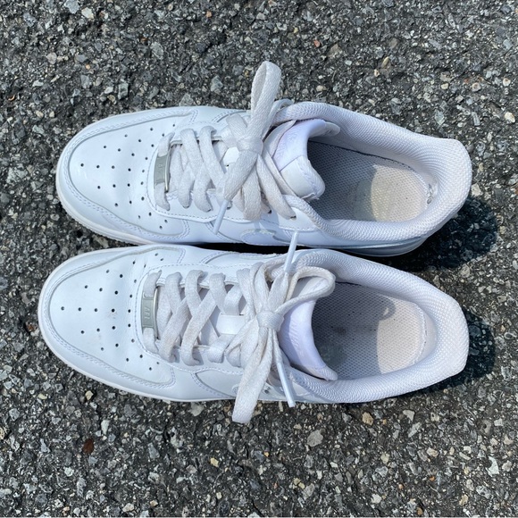 Airforce 1- Almost new condition - Picture 3 of 4